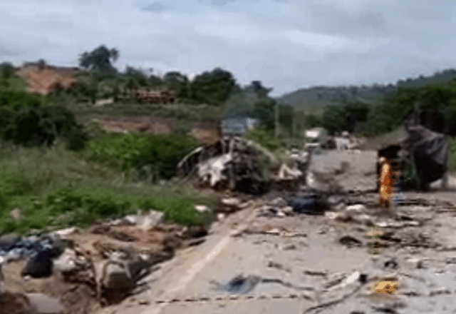 Imagem da noticia Nova testemunha nega falha em pneu de ônibus antes da colisão com carreta na BR-116  