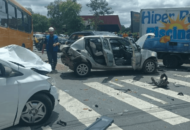 Imagem da noticia Ônibus sem freio causa grave engavetamento em Curitiba; uma pessoa morreu