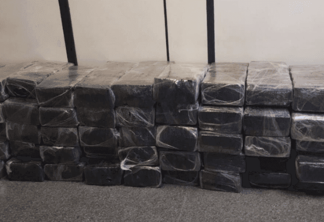 Imagem da noticia Polícia intercepta caminhão com 2,4 mil tijolos de maconha em Vinhedo, interior de São Paulo