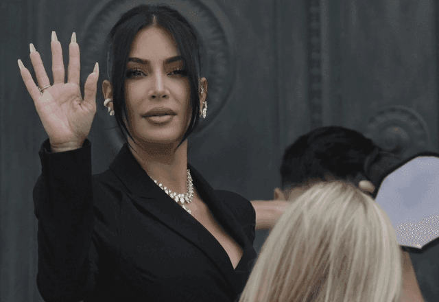 Imagem da noticia Justiça condena oito pessoas por roubo milionário de joias de Kim Kardashian em Paris 