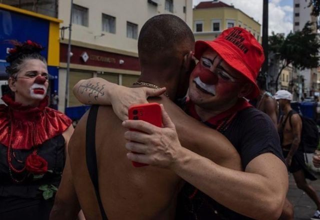 Médico se veste de palhaço para ajudar dependentes químicos na Cracolândia