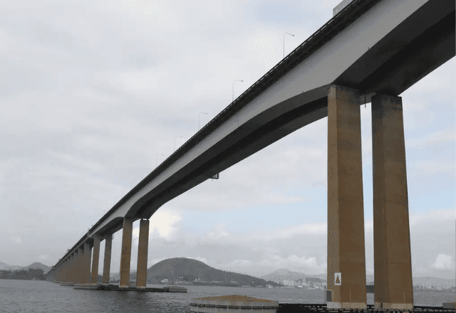 Imagem da noticia Dois anos depois de bater na Ponte Rio-Niterói, navio deixa o porto do Rio rumo à Turquia