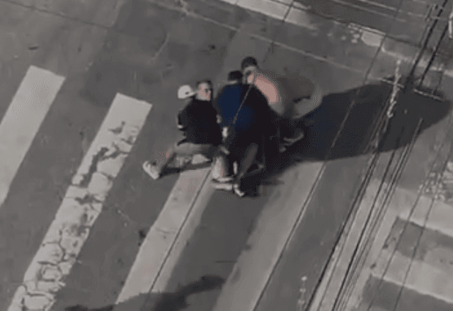 Imagem da noticia Homem é brutalmente atacado por dez criminosos em plena luz do dia em praia do Guarujá