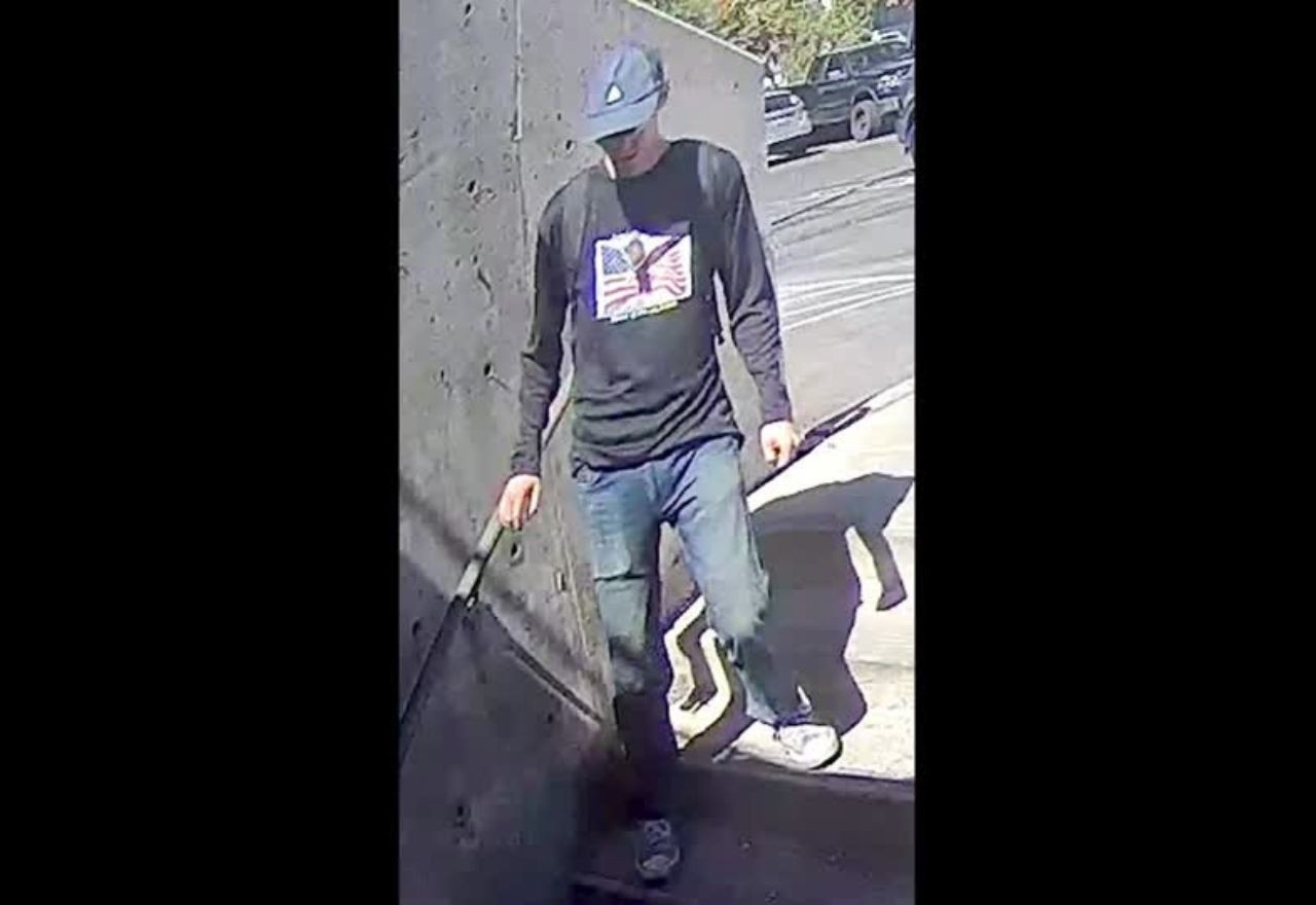 Imagem da noticia Charlie Kirk: novas imagens divulgadas pelo FBI mostram suspeito minutos antes do ataque