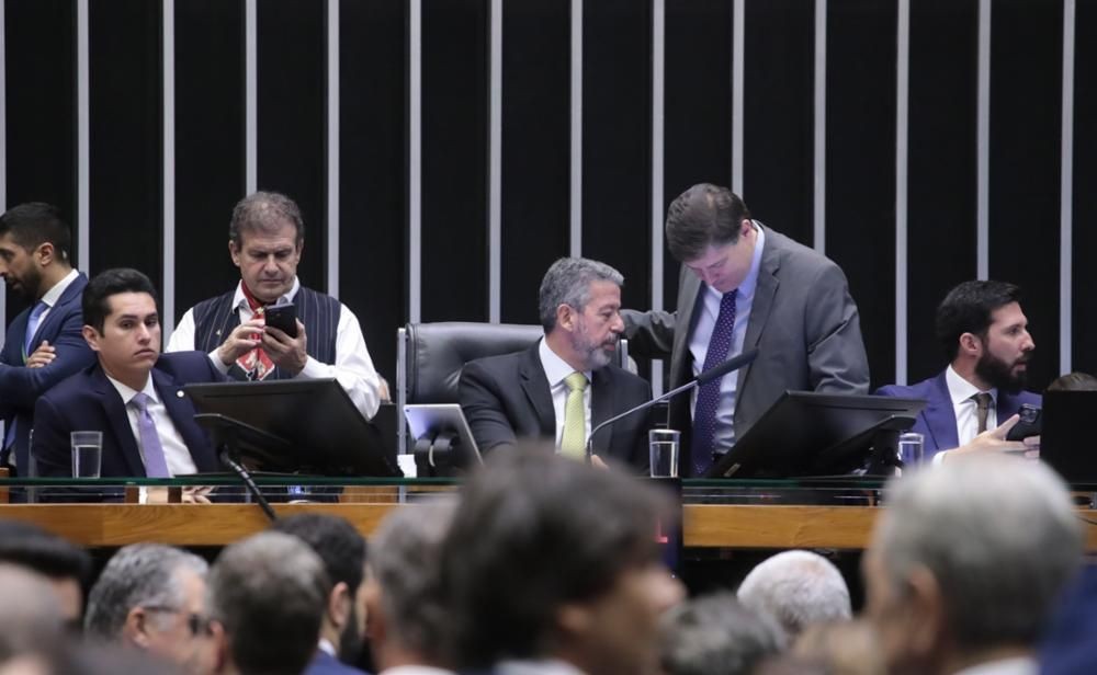 Imagem da noticia Corte de gastos: Câmara aprova PEC contra supersalários e mudanças no abono salarial