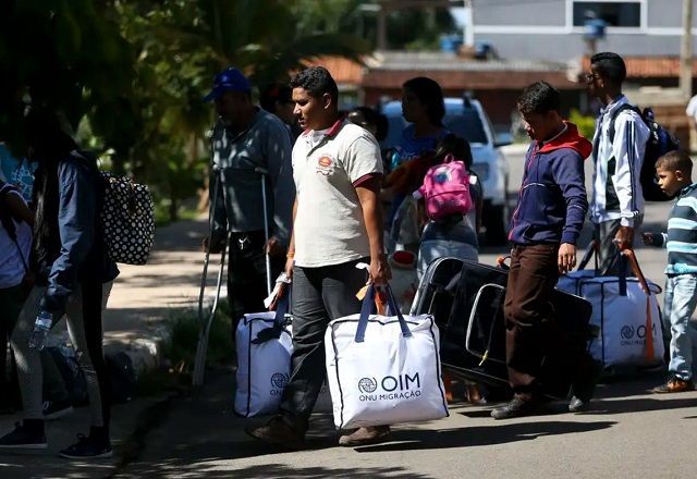 Ibaneis sanciona política para acolhimento de imigrantes no Distrito Federal