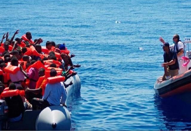 Marinha francesa resgata 126 migrantes que tentavam chegar ao Reino Unido