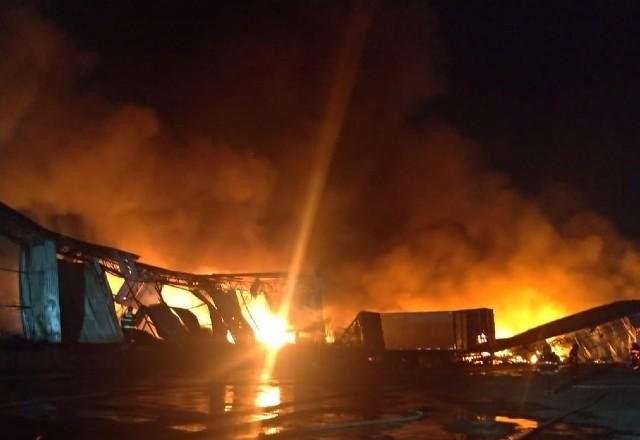 Incêndio de grandes proporções atinge galpão próximo ao Aeroporto de Guarulhos