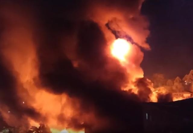 Imagem da noticia Bombeiros tentam conter incêndio após explosão em galpão em São Paulo