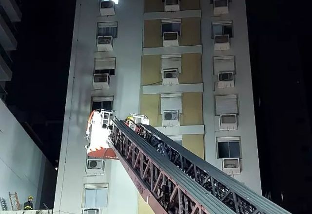 Imagem da noticia 11 pessoas são resgatadas e dois cães morrem após incêndio em Balneário Camboriú