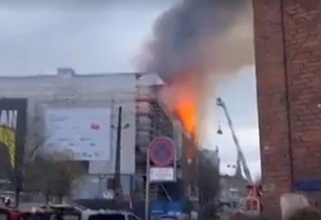 Imagem da noticia Vídeo: Incêndio destrói Prédio da antiga Bolsa de Valores da Dinamarca