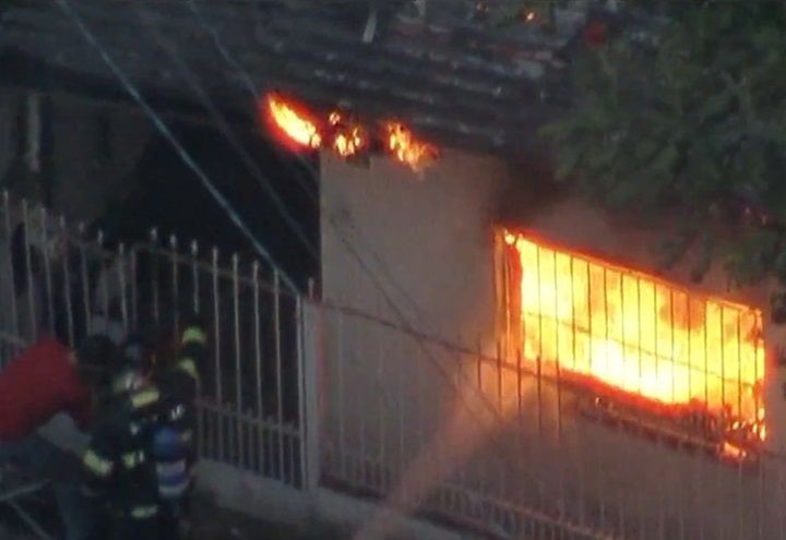 Casa pega fogo na Vila Leopoldina, zona oeste de SP 