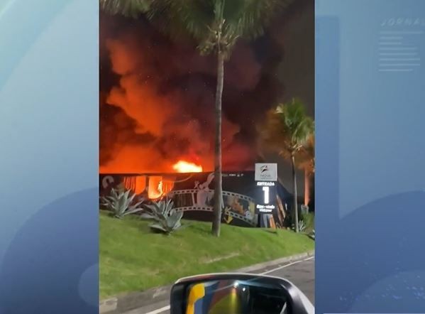 Incêndio destrói exposição da Warner Bros em shopping no Rio