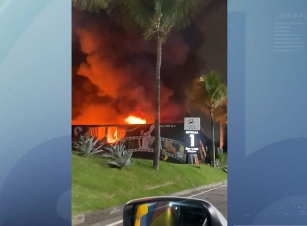 Imagem da noticia Incêndio destrói exposição da Warner Bros em shopping no Rio