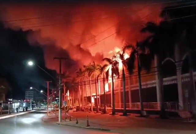 Incêndio destrói Shopping Popular em Cuiabá
