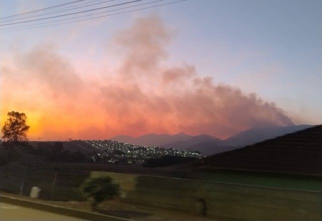 Incêndio de grandes proporções atinge região metropolitana de Belo Horizonte