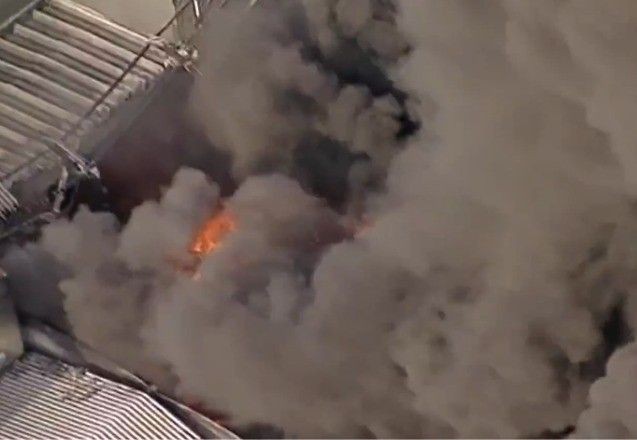 Imagem da noticia Incêndio de grandes proporções atinge galpão em SP