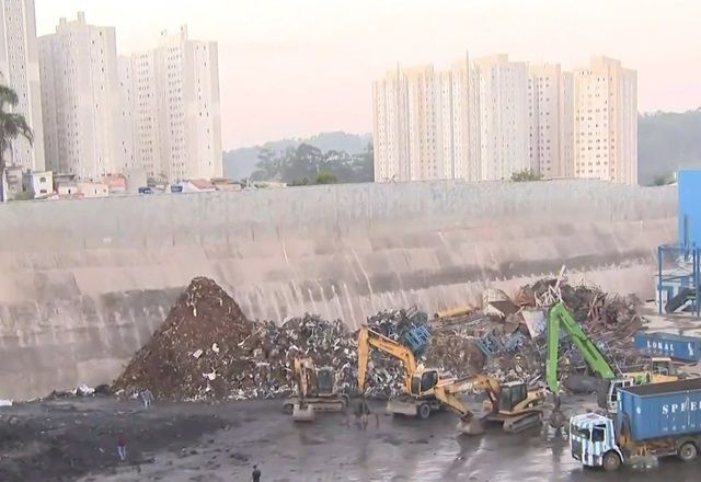 Após mais de 20 horas, incêndio em depósito de recicláveis é extinto