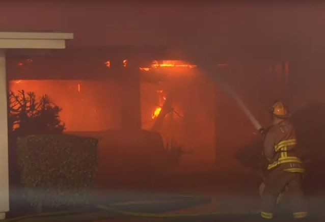 Imagem da noticia Incêndio florestal e ventos acima de 160 km/h ameaçam casas em Los Angeles