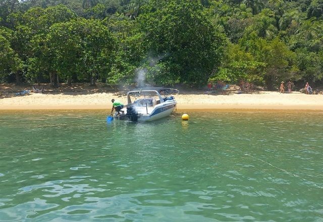 Polícia Militar Ambiental resgata oito pessoas de incêndio em lancha no litoral de SP