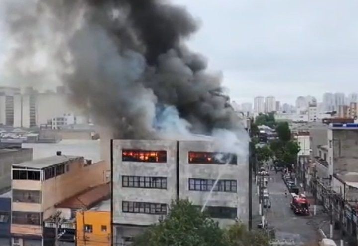 Imagem da noticia Incêndio destrói parte de prédio comercial no Brás, em São Paulo