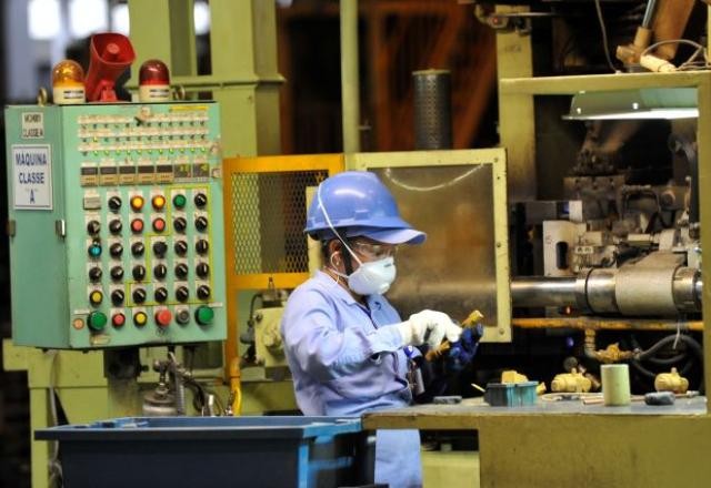 Imagem da noticia Indústria apresenta 6,4% de retração do faturamento, aponta CNI