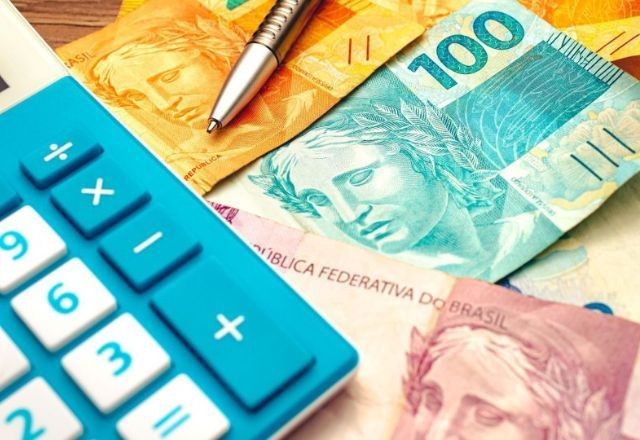 Imagem da noticia Cautela em 2025 para investir, orientam especialistas sobre ano de riscos de juros, inflação e dólar em alta