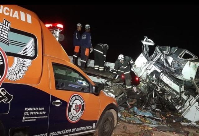 Imagem da noticia Acidente entre caminhão e ônibus deixa ao menos 25 mortos na Bahia