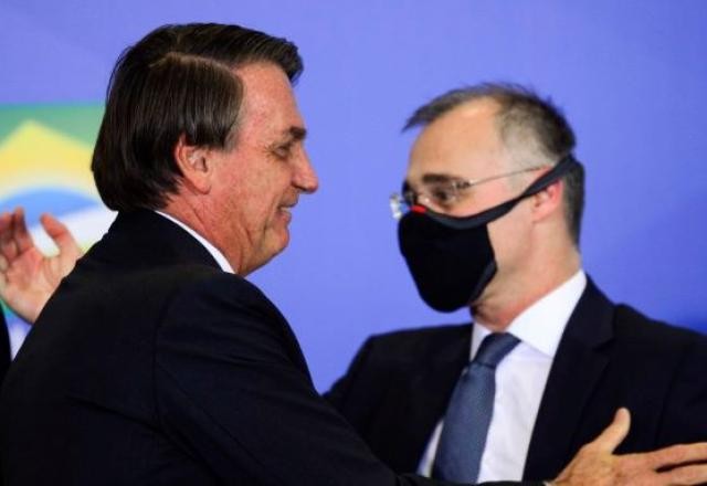 Bolsonaro chega para acompanhar a posse de André Mendonça no STF