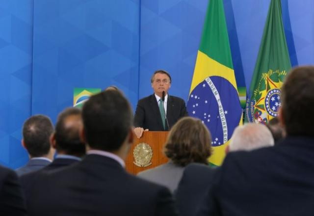Imagem da noticia Bolsonaro assina novas regras para o home office