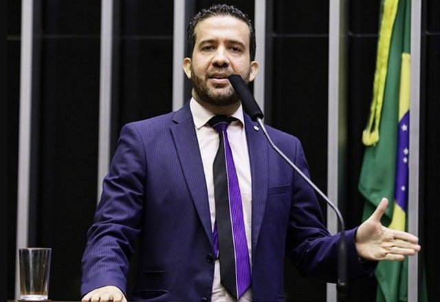 Imagem da noticia Conselho de Ética arquiva pedido de cassação do mandato de Janones e sessão termina em confusão