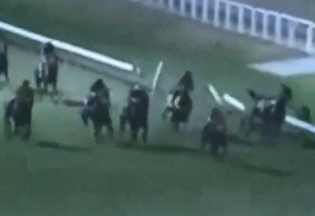Imagem da noticia Jovem corredor de jóquei fica gravemente ferido ao cair de cavalo