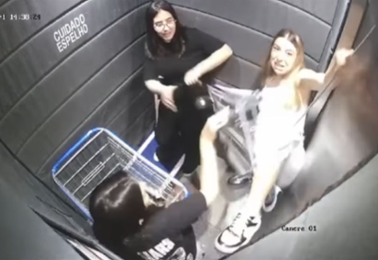Imagem da noticia VÍDEO: jovem fica pendurada por corda em elevador de escritório no Paraná
