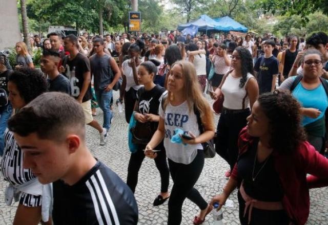Imagem da noticia Lula vai lançar programas voltados para jovens em agosto