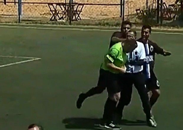 Imagem da noticia Juiz de futebol é agredido e desmaia após aplicar cartão amarelo
