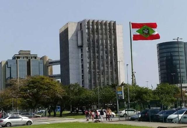 Imagem da noticia Justiça autoriza que menina impedida de abortar por juíza saia de abrigo