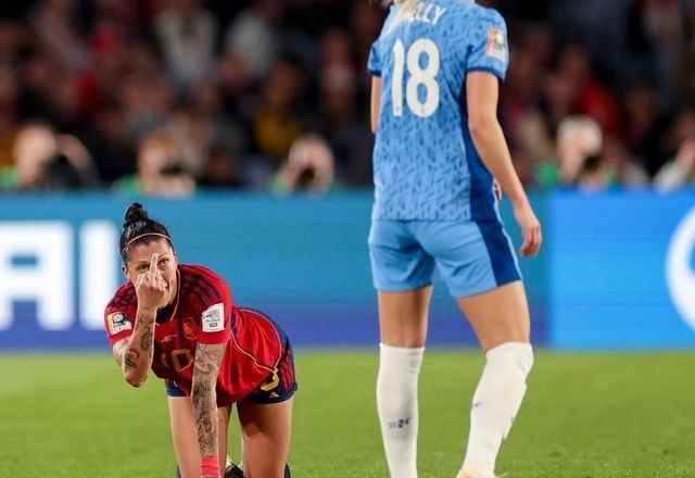 Imagem da noticia Torcedores expõem foto antidesportiva de espanhola que criticou "antijogo" do Brasil
