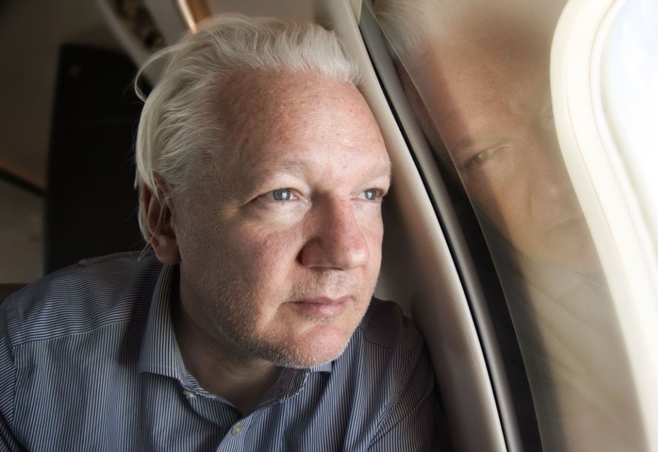 WikiLeaks posta foto de Julian Assange antes de assinar acordo com EUA