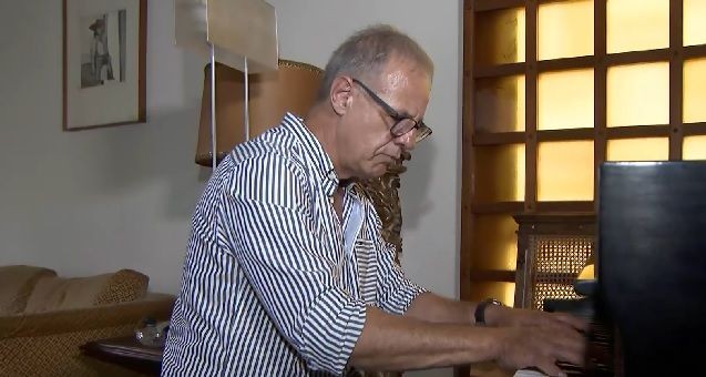 Imagem da noticia Ex-jogador do Corinthians supera surdez e se torna pianista aos 50 anos