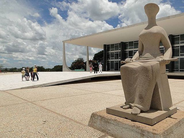 STF torna ré mulher que escreveu na estátua da Justiça no 8 de janeiro 