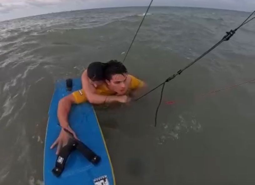 Imagem da noticia Kitesurfista registra momento em que salva adolescente de afogamento
