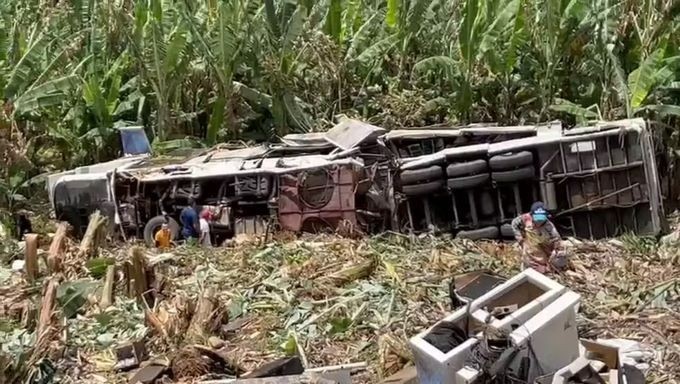 Imagem da noticia Três morrem e 6 ficam feridos após trio elétrico capotar em estrada de Pernambuco