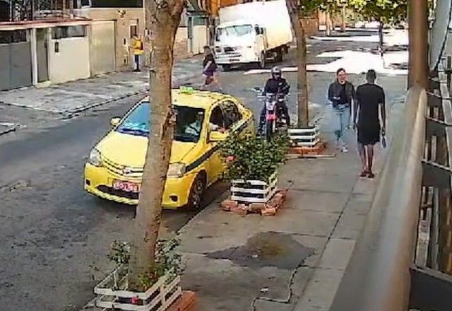 SP: Ladrão agride mulher com socos e chutes para roubar celular