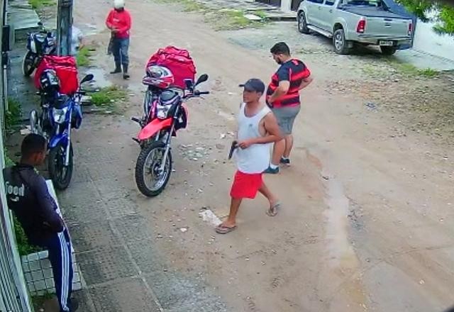 Vídeo: motoboy reage a assalto e ladrão se dá mal em Pernambuco