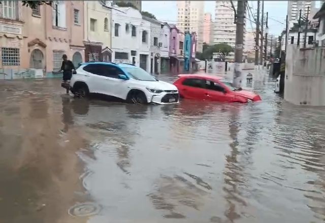 Chuva deixa São Paulo com diversos pontos de alagamento neste domingo (18)