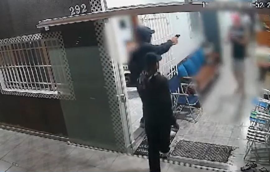 Imagem da noticia Homem é morto após ter casa invadida no litoral de SP; câmeras flagram crime