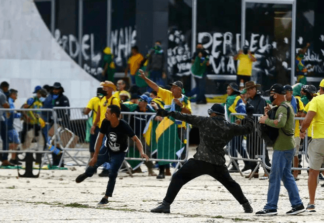 Imagem da noticia 8 de janeiro: PF cumpre 208 mandados de prisão contra foragidos em 18 estados e no DF