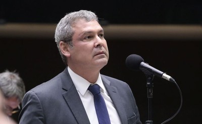 Líder do PT propõe mudar regra sobre faltas para acelerar cassação de Eduardo Bolsonaro