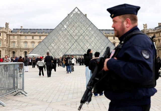 Imagem da noticia Mulher suspeita de envolvimento em roubo no Louvre é solta na França