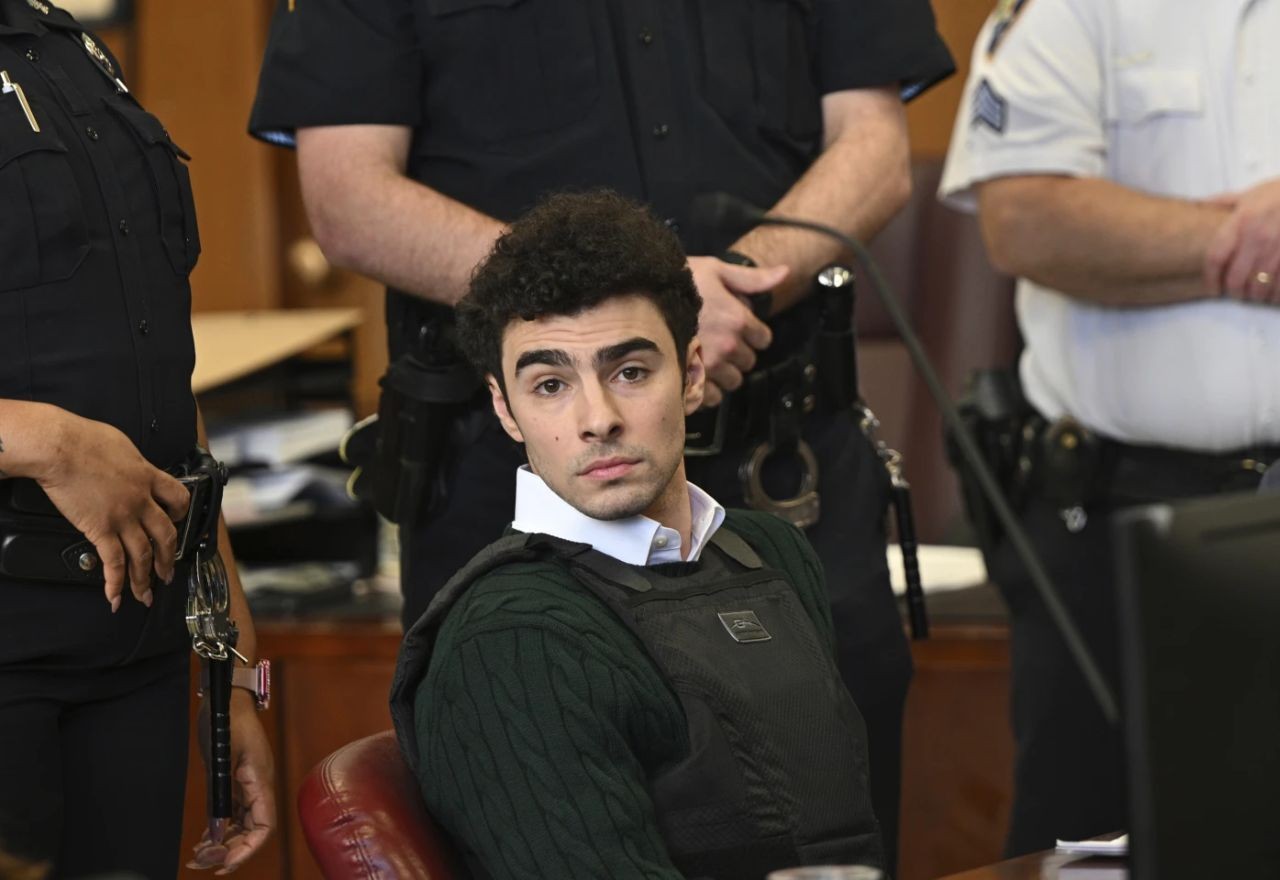Imagem da noticia Luigi Mangione, acusado de matar CEO em Nova York, participa de audiência; fãs se aglomeram em tribunal